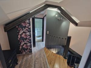 Cette chambre est dotée d'un escalier avec un mur fleuri. dans l'établissement Bleautiful Joséphine - Maison de ville avec jardin, à Fontainebleau