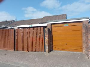 un par de puertas de garaje en una casa en SUPER SINGLE ROOM en Cardiff