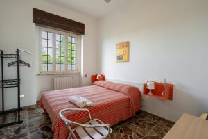 um quarto com uma cama e uma janela em Casa Libeccio em Gagliano del Capo