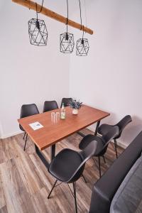 una sala de conferencias con mesa de madera y sillas en Gemütliche Ferienwohnung für die ganze Familie, en Leipzig