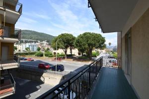 - Balcón de un edificio con vistas a la calle en Appartamento Doria [5 minuti a piedi dal mare], en Andora
