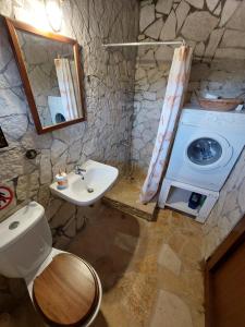 Koupelna v ubytování Petrino guesthouse Gialova + 10 fotografií
