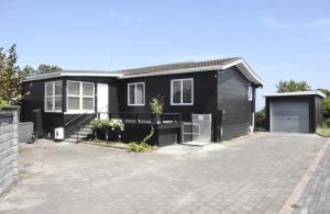 una casa negra con una entrada delante de ella en Premium Comfortable Lake View 2BR en Taupo