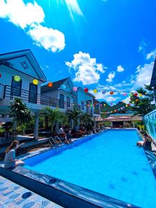 Bazén v ubytování YoLo Pool Bar Villas & Garden Restaurant nebo v jeho okolí
