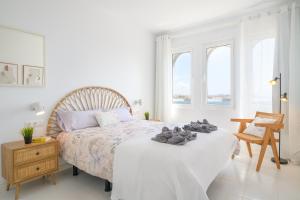 Postel nebo postele na pokoji v ubytování penthouse over the sea + 22 fotografií