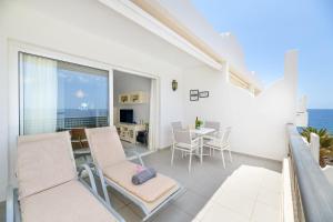 TV a/nebo společenská místnost v ubytování penthouse over the sea