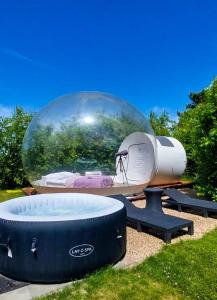 a large glass dome with a camper in a park at W BAŃCE Glamping in Łódź