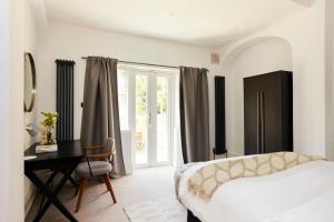 Un pat sau paturi într-o cameră la The Streatham Escape - Fascinating 2BDR Flat