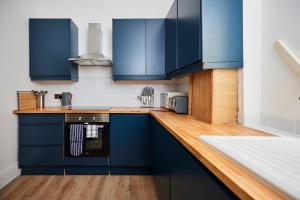 O bucătărie sau chicinetă la The Streatham Escape - Fascinating 2BDR Flat
