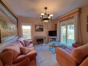 una sala de estar con un sofá y una mesa en Casa playa El Ancla Puerto Santa María, en El Puerto de Santa María