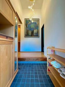 corridoio con pavimento piastrellato blu e dipinto di 三米-鶴舞琵琶湖-biwako a Otsu