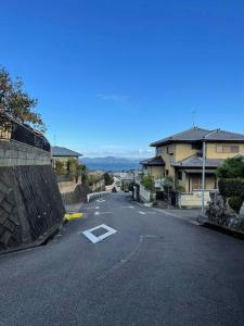 大津市にある三米-鶴舞琵琶湖-biwakoの道路標識のある空き道