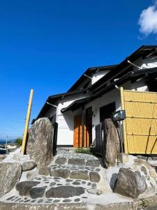 dom z kamienną ścieżką przed budynkiem w obiekcie 三米-鶴舞琵琶湖-biwako w mieście Otsu