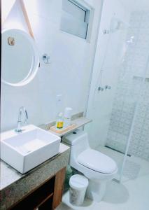 La salle de bains est pourvue d'un lavabo, de toilettes et d'une douche. dans l'établissement Mar Turquesa Eco Pousada, à Maragogi