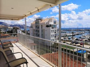 einen Balkon mit Stühlen und Hafenblick in der Unterkunft Apartamento encantador con vistas al Club Naútico in Altea