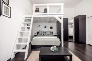 ブダペストにあるCozy studio in central Budapestのベッドルーム(二段ベッド1組、白いベッド1台付)