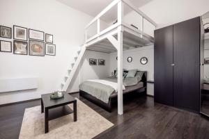ブダペストにあるCharming Downtown Hideaway Steps from New York Café!のベッドルーム(白いロフトベッド1台、テーブル付)