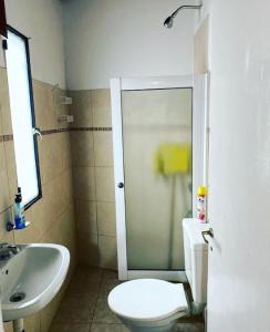 e bagno con doccia, servizi igienici e lavandino. di La Paisanita Gualeguaychú #lapaisanitagchu a Gualeguaychú