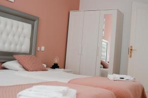 - une chambre avec 2 lits et un miroir dans l'établissement Resort Suites Vecindario, à Vecindario