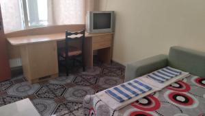 a small room with a desk and a television at стаи за гости Росица in Ravda