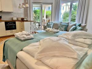 1 cama grande en la sala de estar con sofá en Villa Romana I Omis en Omiš