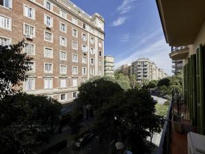 uma vista para uma rua da cidade com edifícios altos em Avenida Gaudi Barcelona em Barcelona