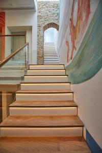 un conjunto de escaleras con una pintura en la pared en El Escondite Tarifa en Tarifa