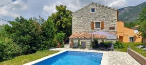 Zdjęcie z galerii obiektu Villa Kozljak, for 10 people, pool w mieście Kozljak