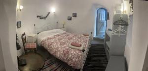 um quarto com uma cama com uma colcha vermelha e branca em Emmantina em Mesaria