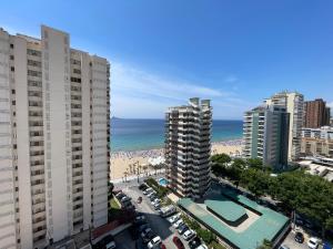 widok na plażę z budynku w obiekcie Apartamento turístico Playmon Bacana Planta 13 w mieście Benidorm