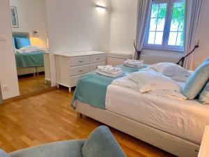 Un dormitorio con dos camas y una silla dentro. en Villa Romana I Omis, en Omiš 72 fotos más