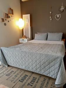 sypialnia z dużym łóżkiem z białą kołdrą w obiekcie Comfy Studio w mieście Lamia