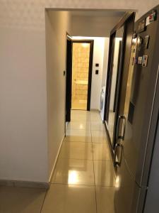 Page2 Apartament في تارغوفيست: ممر مع باب يؤدي إلى غرفة
