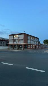 a building on the side of a street at Hotel Gifhorn INN in Gifhorn