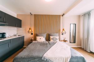 um quarto com uma cama grande e um lavatório em Premium Apartments Koblenz em Koblenz