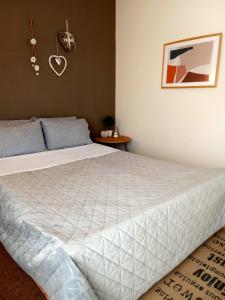 ein Schlafzimmer mit einem großen weißen Bett in einem Zimmer in der Unterkunft Comfy Studio in Lamía