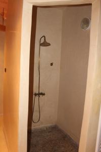 a bathroom with a shower in a wall at Auberge Restaurant Telouet in Telouet