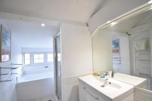 Ένα μπάνιο στο Embruns - Location vacances capbreton superbe villa avec jardin et piscine chauffée +10 φωτογραφίες