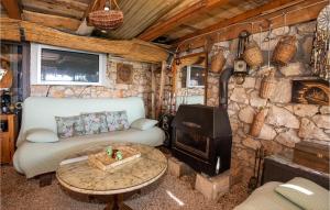 un soggiorno con camino, divano e tavolo di Stunning Apartment In Komarna With Kitchen a Klek