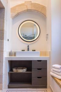 La salle de bains est pourvue d'un lavabo et d'un miroir. dans l'établissement Kassa Boutique Hotel, à Bethléem