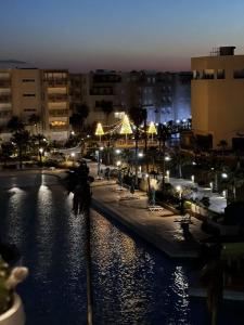 Palm Lake Resort (FOLLA) Sousse-Monastir في المنستير: اطلاله على مدينه في الليل مع اناره