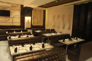 een eetkamer met tafels en stoelen in een restaurant bij Hotel Beacon T2 in Mumbai