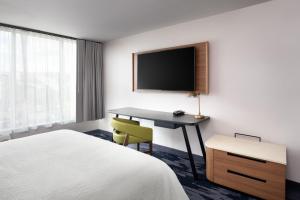 Fairfield Inn & Suites Boulder的电视和/或娱乐中心