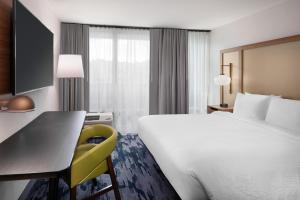 Fairfield Inn & Suites Boulder客房内的一张或多张床位