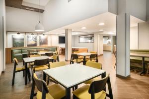 una sala da pranzo con tavoli e sedie in un ristorante di Fairfield Inn & Suites Boulder a Boulder