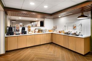 Fairfield Inn & Suites Boulder的厨房或小厨房