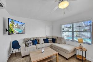 een woonkamer met een bank en een tafel bij Waves On Desoto 1- Bedroom Rental Unit With Pool in Hollywood