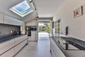 Η κουζίνα ή μικρή κουζίνα στο Embruns - Location vacances capbreton superbe villa avec jardin et piscine chauffée