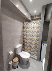 Ένα μπάνιο στο Valaoritou studio 1