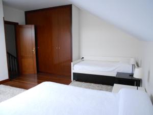Łóżko lub łóżka w pokoju w obiekcie CASA TORRE DE GURIEZO